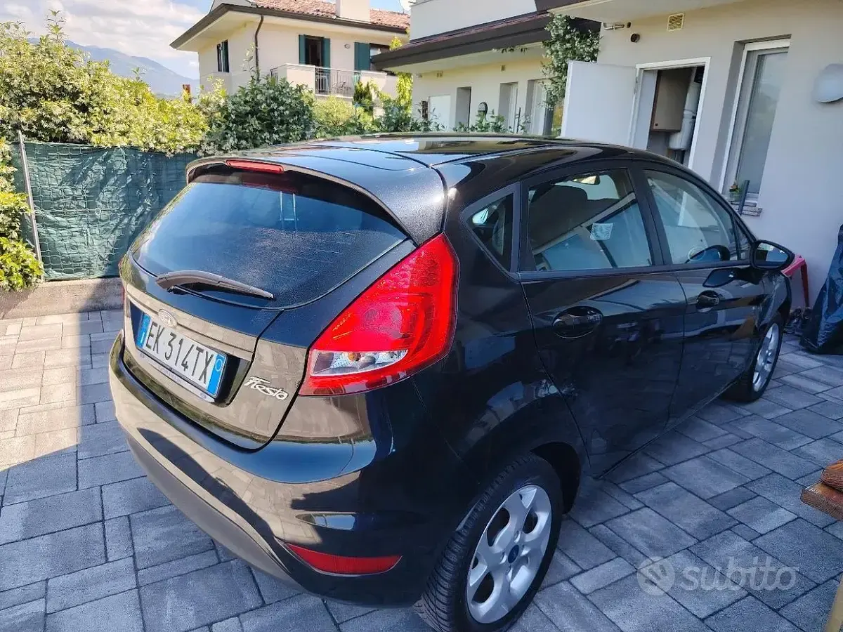 Usata Ford Fiesta 70 CV (51 kW) 2011 Nero Berlina