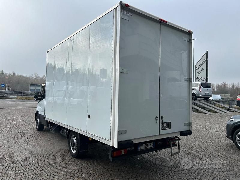 Usata Iveco Daily 136 CV (100 kW) 2022 Bianco pastello Berlina