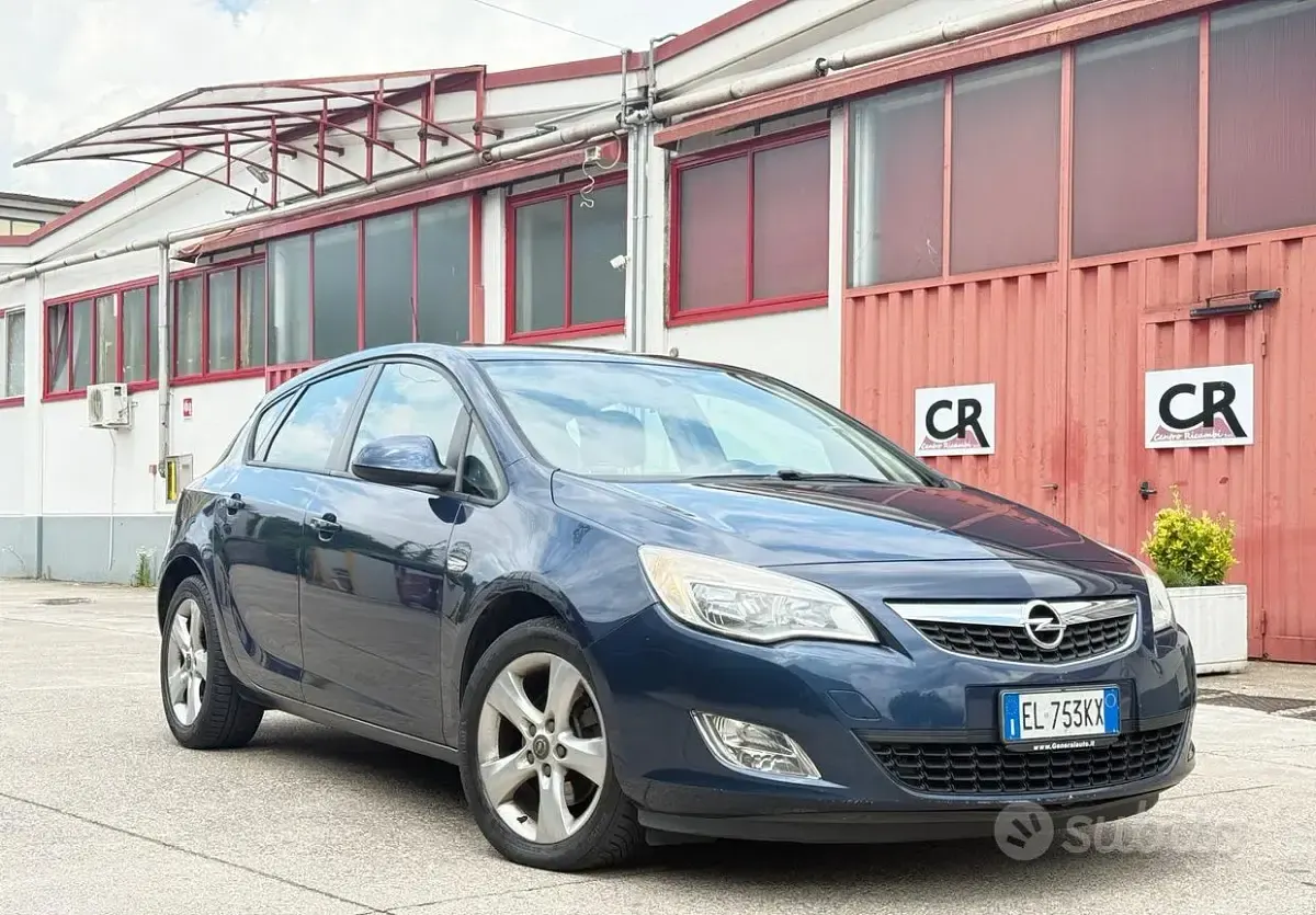 Usata Opel Astra Cosmo 110 CV (80 kW) 2012 Blu Berlina