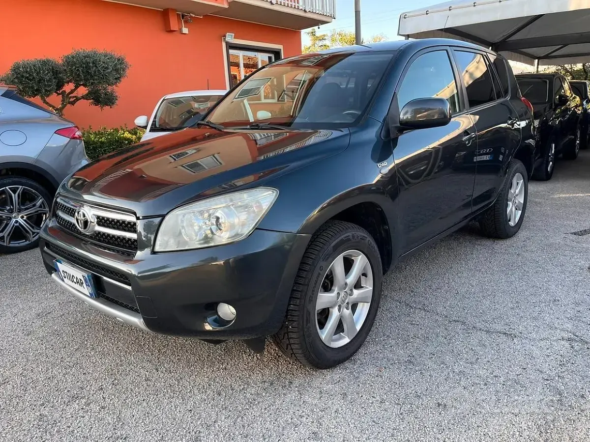 Usata Toyota RAV4 136 CV (100 kW) 2008 Grigio SUV