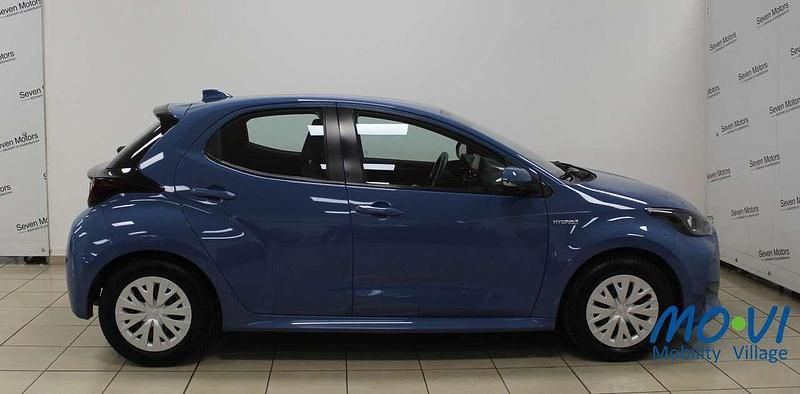 Usata Toyota Yaris Hybrid Active 116 CV (85 kW) 2021 Blu/azzurro Utilitaria
