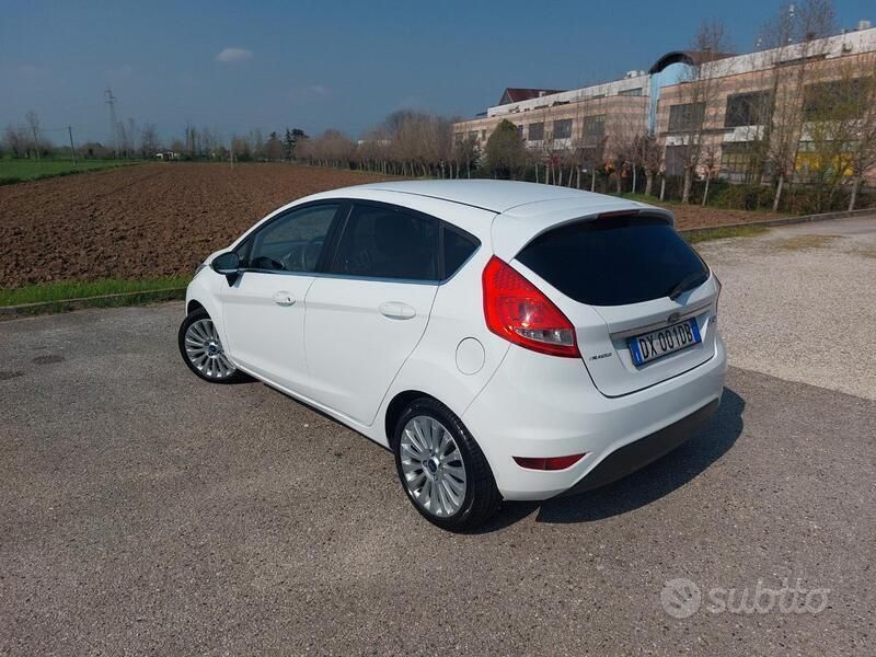 Usado Ford Fiesta 82 HP (60 kW) 2009 Branco Citadino