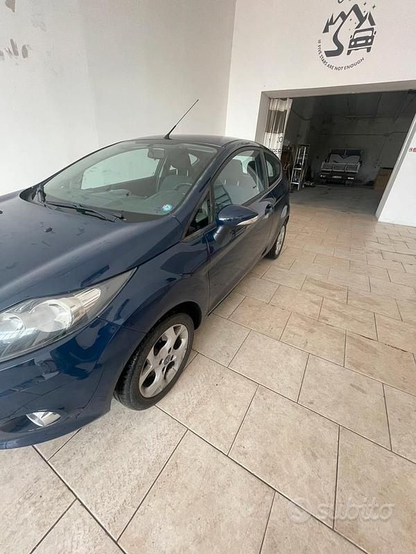 Usata Ford Fiesta 75 CV (55 kW) 2012 Blu Utilitaria