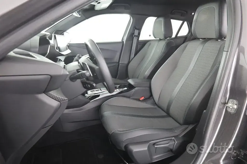 Usata Peugeot 2008 Allure 131 CV (96 kW) 2023 Grigio artense SUV