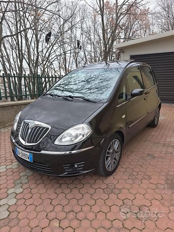 Usata Lancia Musa 120 CV (88 kW) 2009 Marrone Monovolume