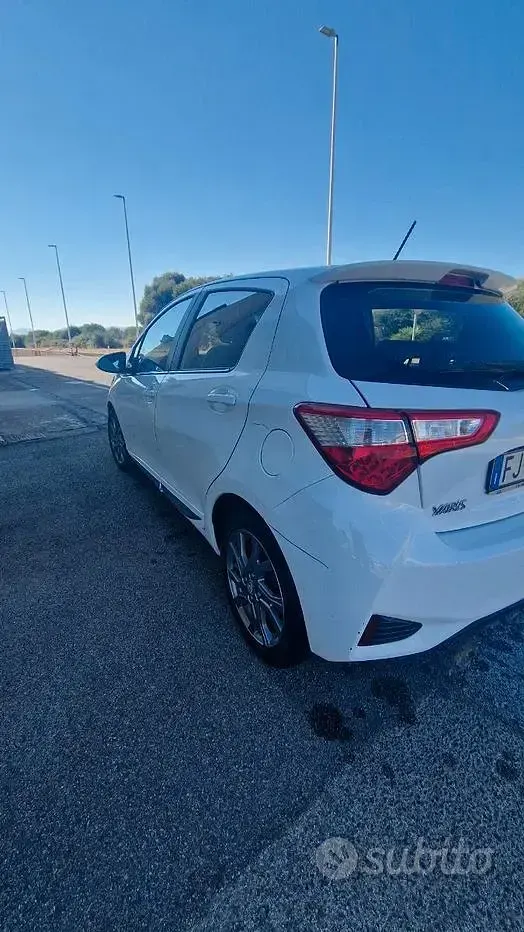 Usata Toyota Yaris Lounge 90 CV (66 kW) 2017 Bianco Utilitaria