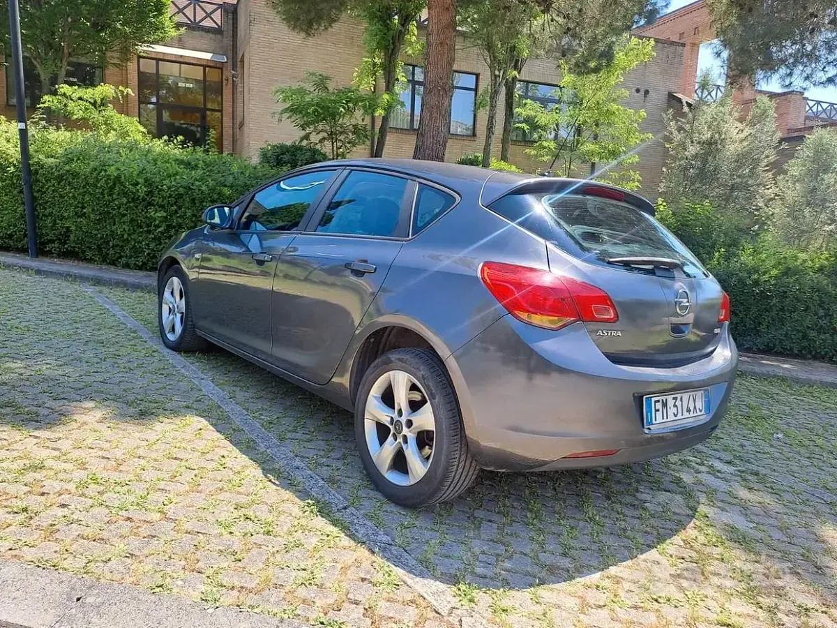 Usata Opel Astra Cosmo 110 CV (80 kW) 2010 Grigio Berlina