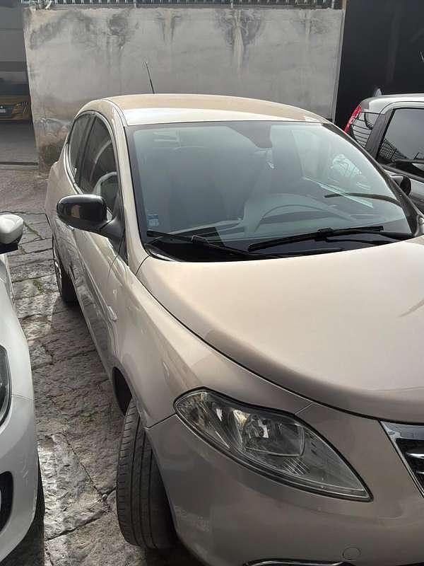 Usata Lancia Ypsilon Gold 84 CV (61 kW) 2014 Oro Utilitaria