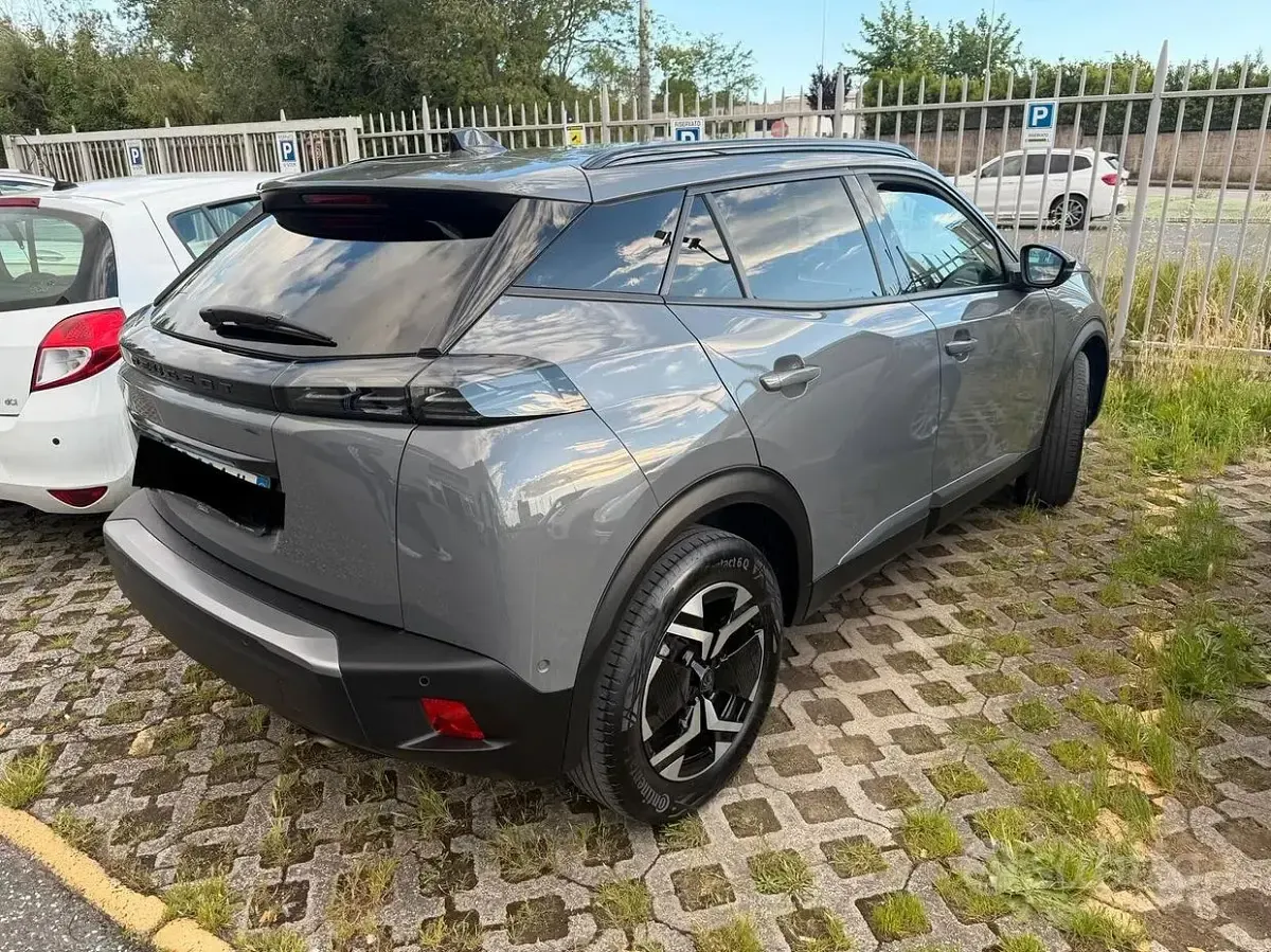 Usata Peugeot 2008 Allure 102 CV (75 kW) 2023 Grigio SUV