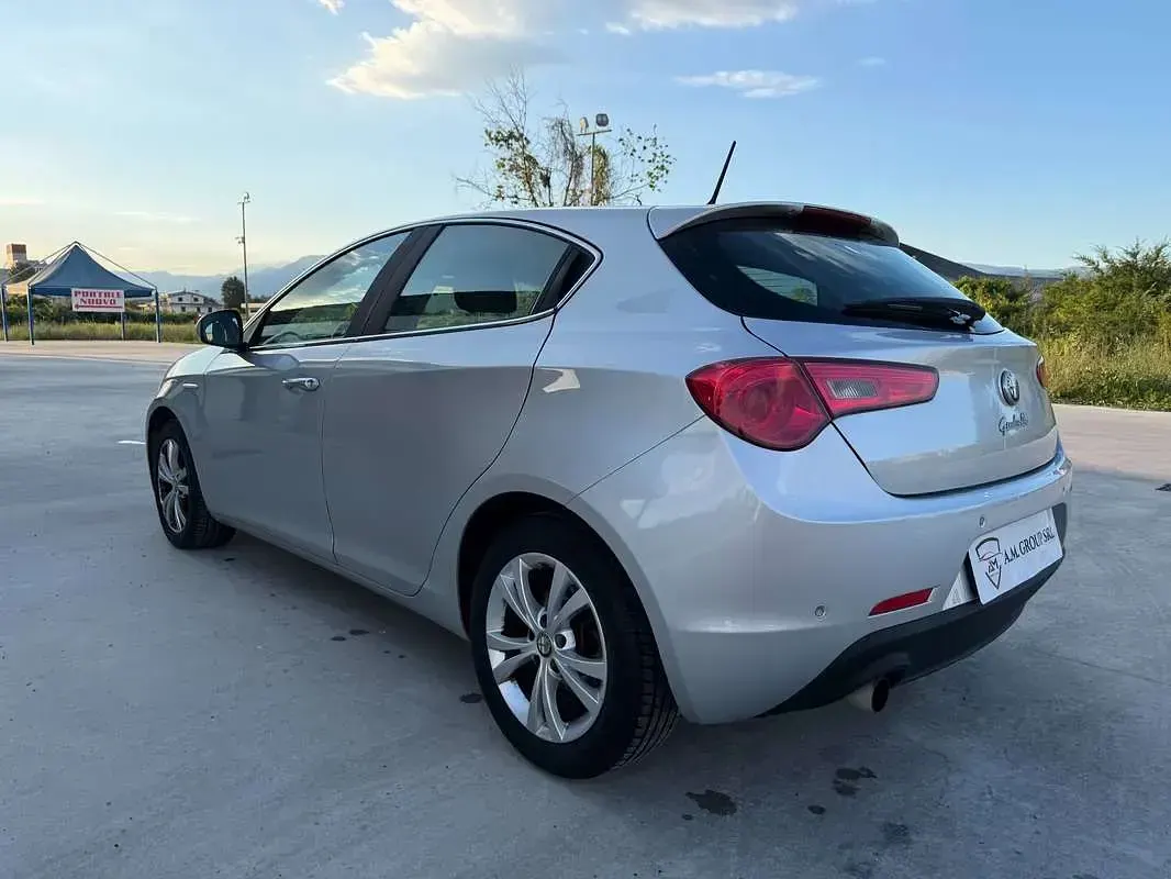 Usata Alfa Romeo Giulietta Exclusive 105 CV (77 kW) 2012 Argento Utilitaria