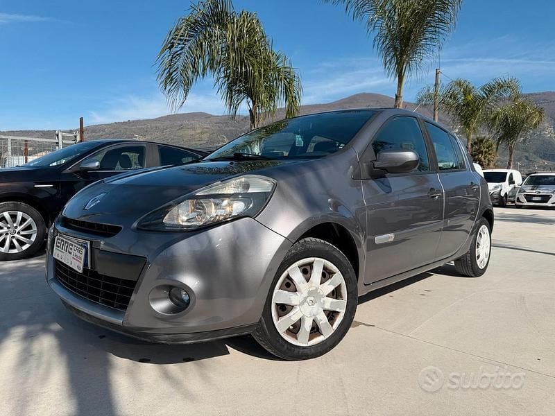 Usata Renault Clio II 75 CV (55 kW) 2010 Grigio Berlina