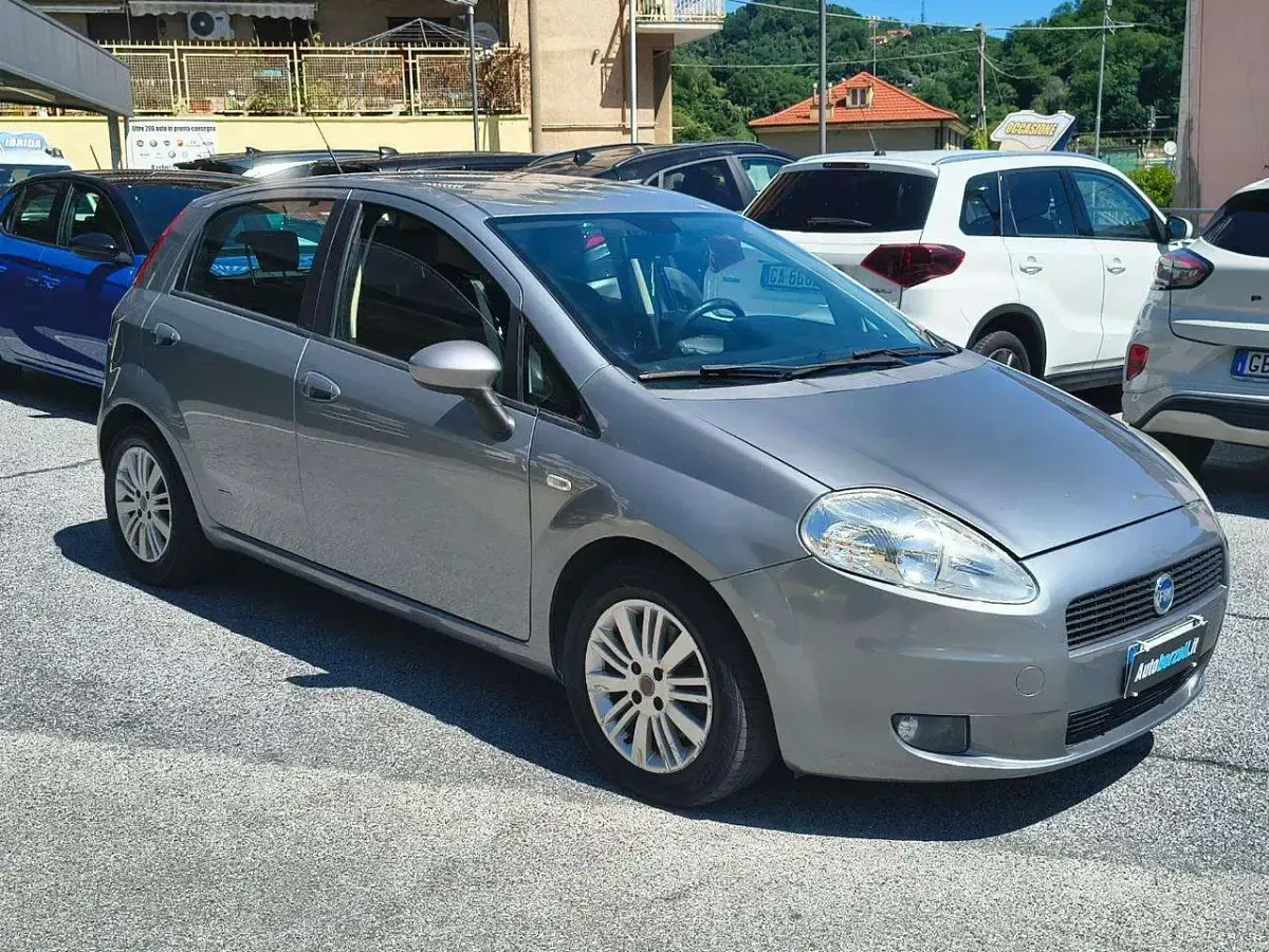 Usata Fiat Grande Punto Dynamic 120 CV (88 kW) 2008 Grigio metallizzato Utilitaria