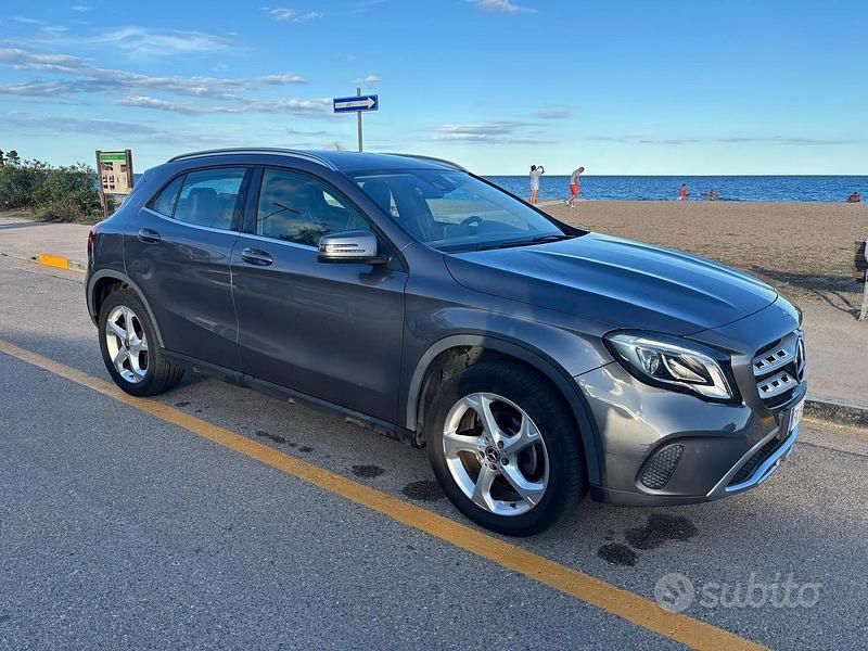 Usata Mercedes GLA200 136 CV (100 kW) 2017 Grigio SUV