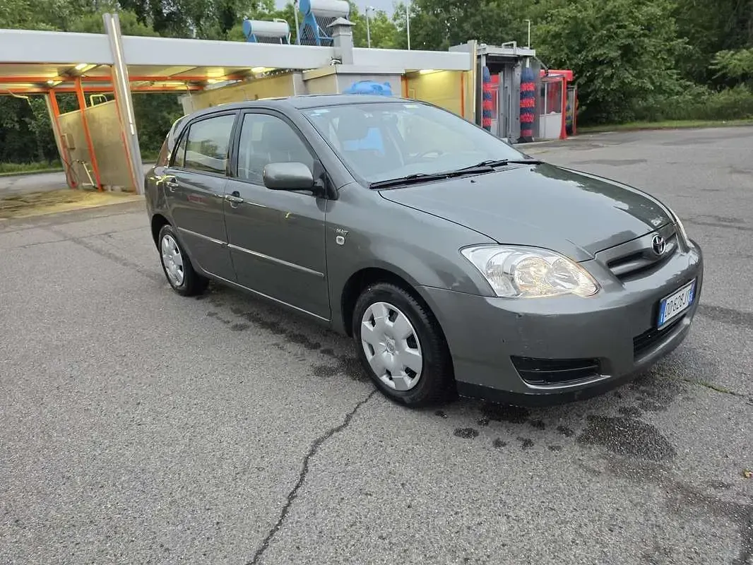 Usata Toyota Corolla 90 CV (66 kW) 2006 Grigio Berlina