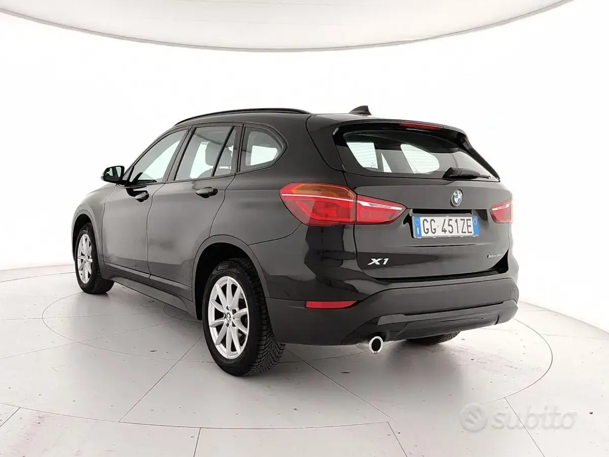 Käytetty BMW X1 116 HP (85 kW) 2021 Musta Katumaasturi