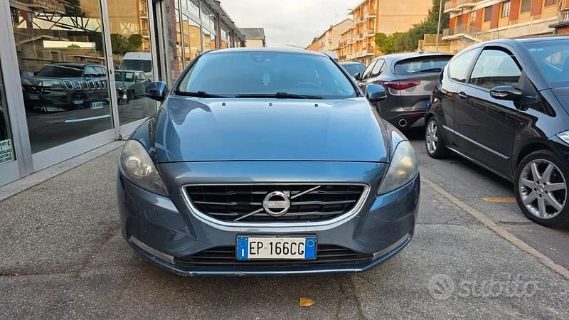 Usata Volvo V40 Momentum 150 CV (110 kW) 2013 Blu Berlina