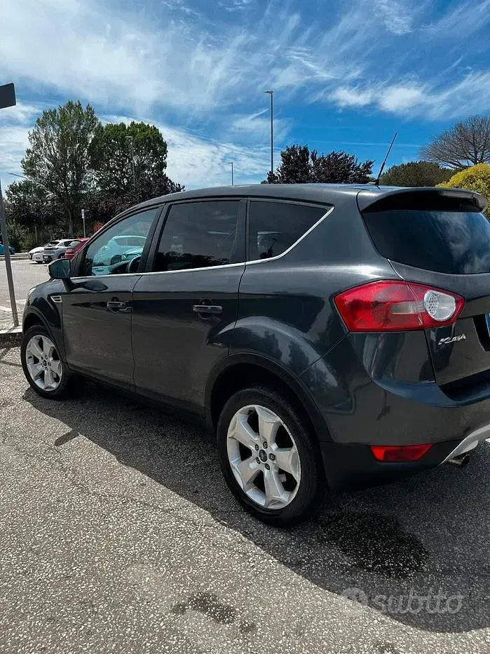 Usata Ford Kuga 136 CV (100 kW) 2008 Grigio SUV