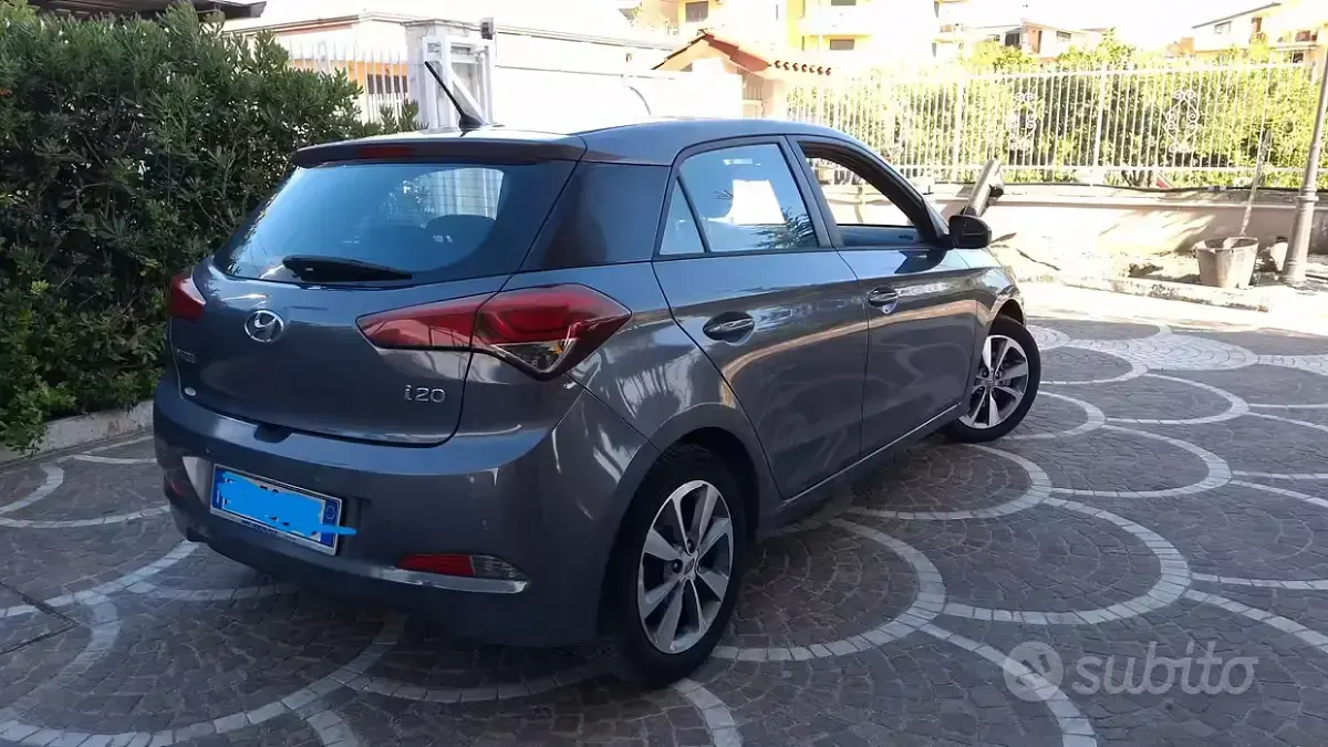 Usata Hyundai i20 Comfort 75 CV (55 kW) 2017 Grigio Berlina