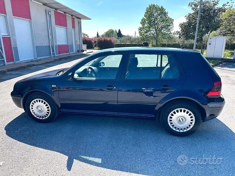 Begagnad VW Golf III Comfortline 101 HK (74 kW) 1998 Blå Sedan