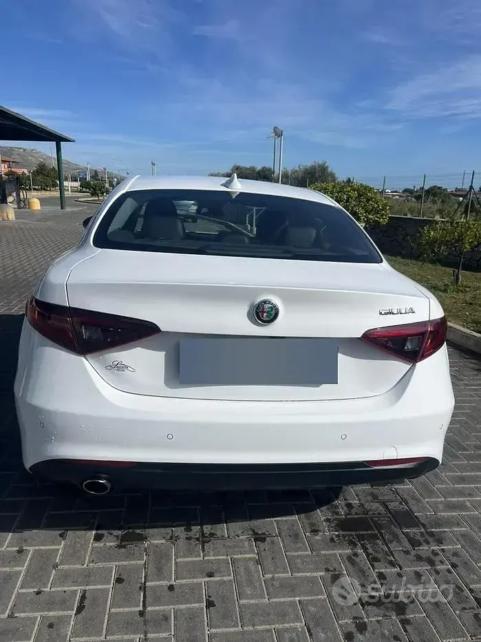 Usata Alfa Romeo Giulia 150 CV (110 kW) 2017 Bianco Berlina