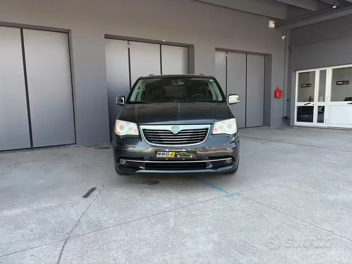 Usata Lancia Voyager Platinum 163 CV (119 kW) 2012 Grigio Monovolume