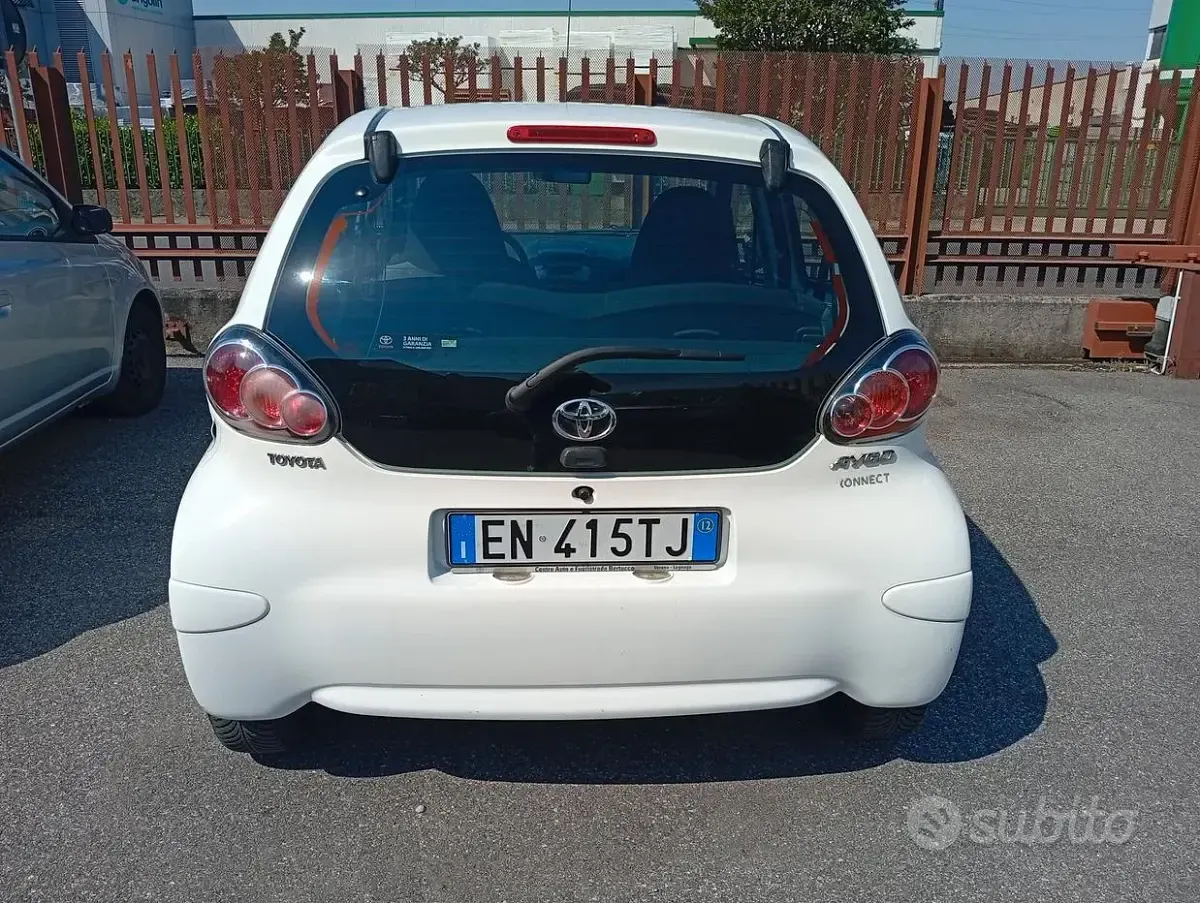 Usata Toyota Aygo 68 CV (50 kW) 2012 Bianco Utilitaria