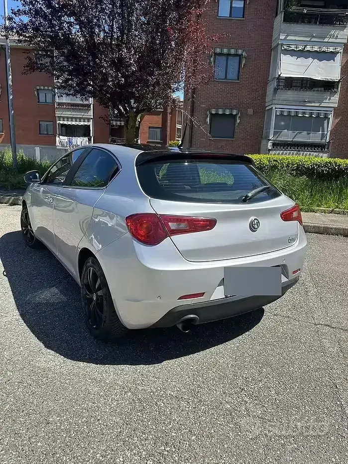 Usata Alfa Romeo Giulietta 170 CV (125 kW) 2012 Grigio Utilitaria