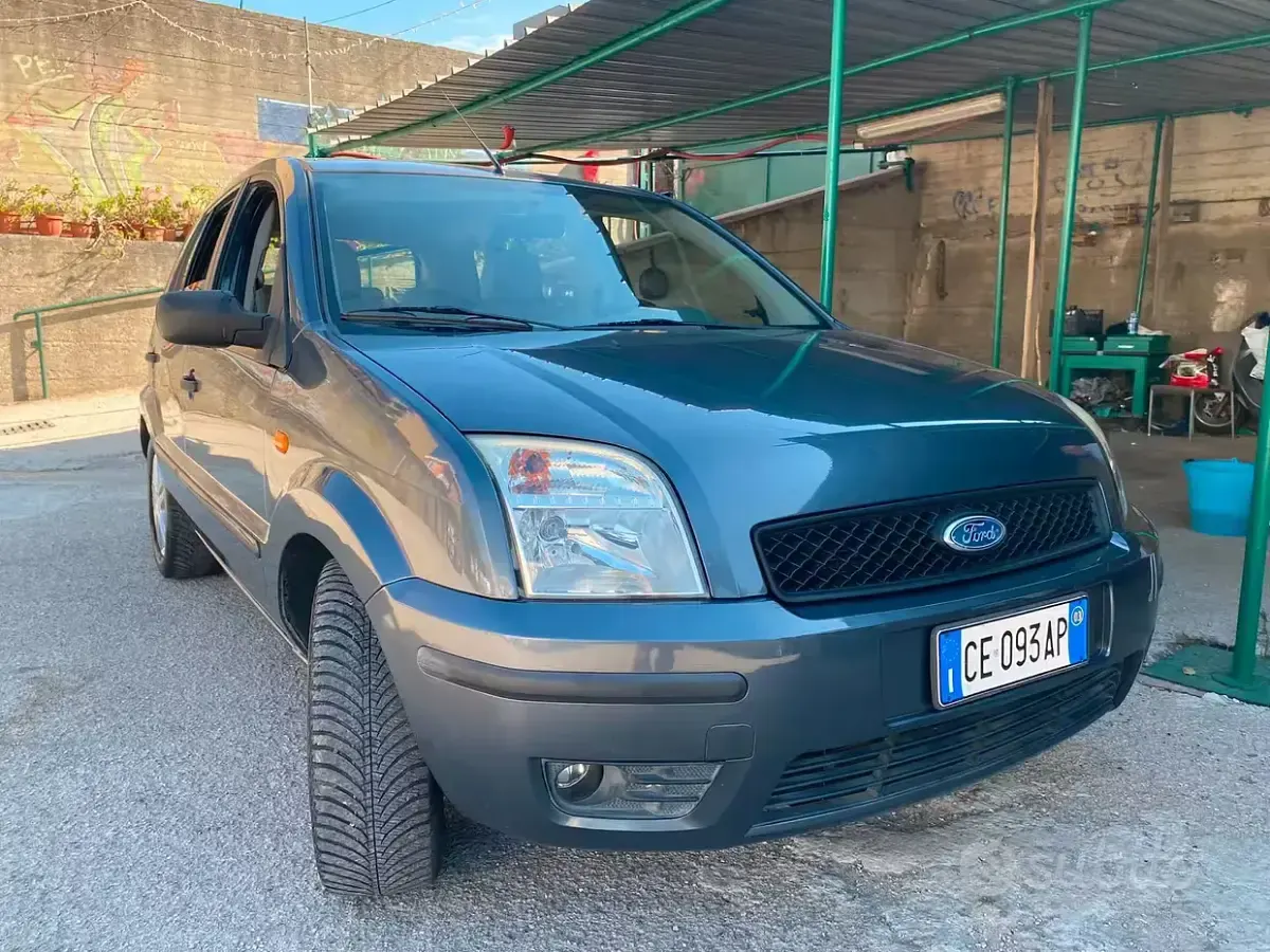 Usata Ford Fusion 68 CV (50 kW) 2004 Grigio Utilitaria