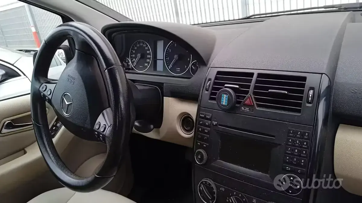 Usata Mercedes A160 Executive 95 CV (69 kW) 2011 Nero Utilitaria