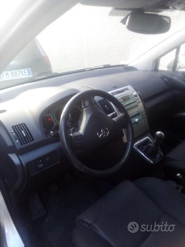 Usata Toyota Corolla Verso 180 CV (132 kW) 2007 Grigio Monovolume