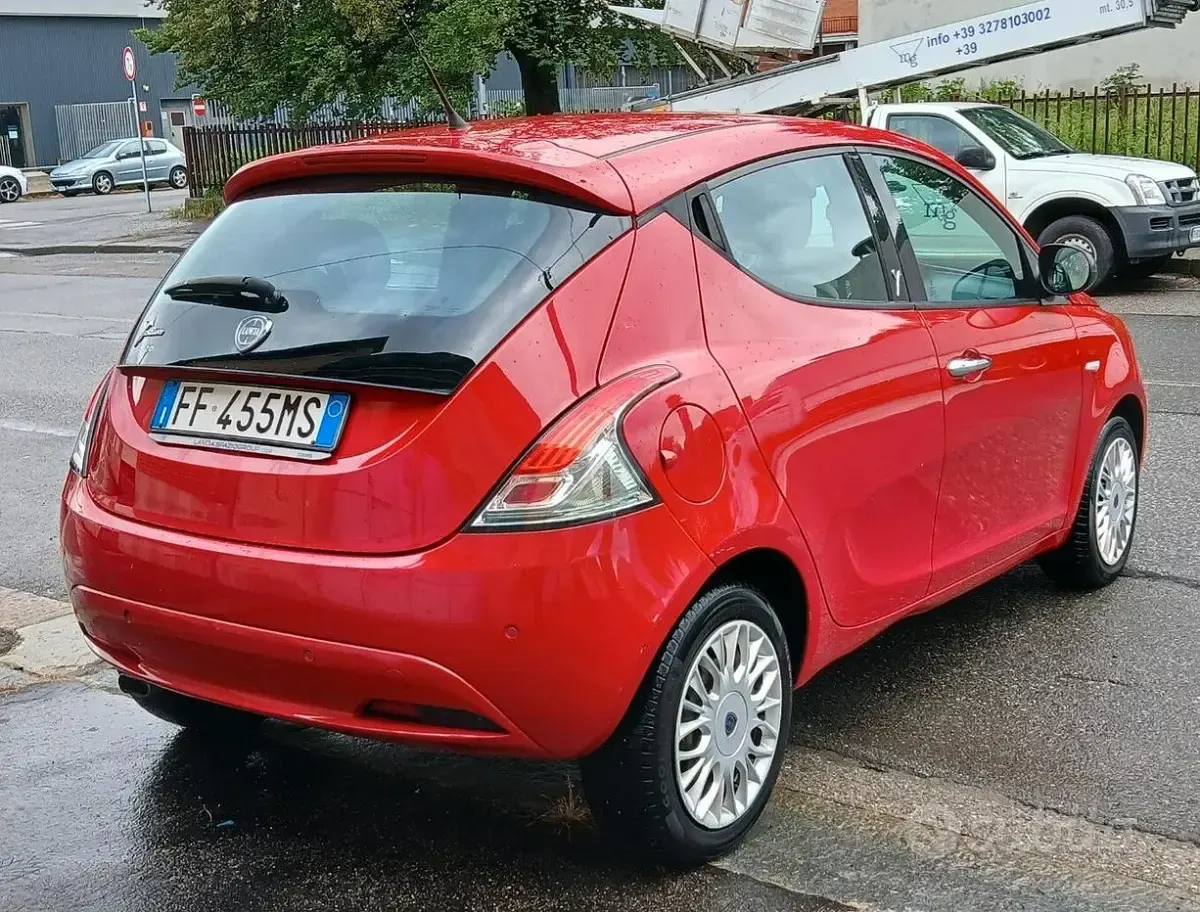 Usata Lancia Ypsilon 69 CV (50 kW) 2016 Rosso Utilitaria