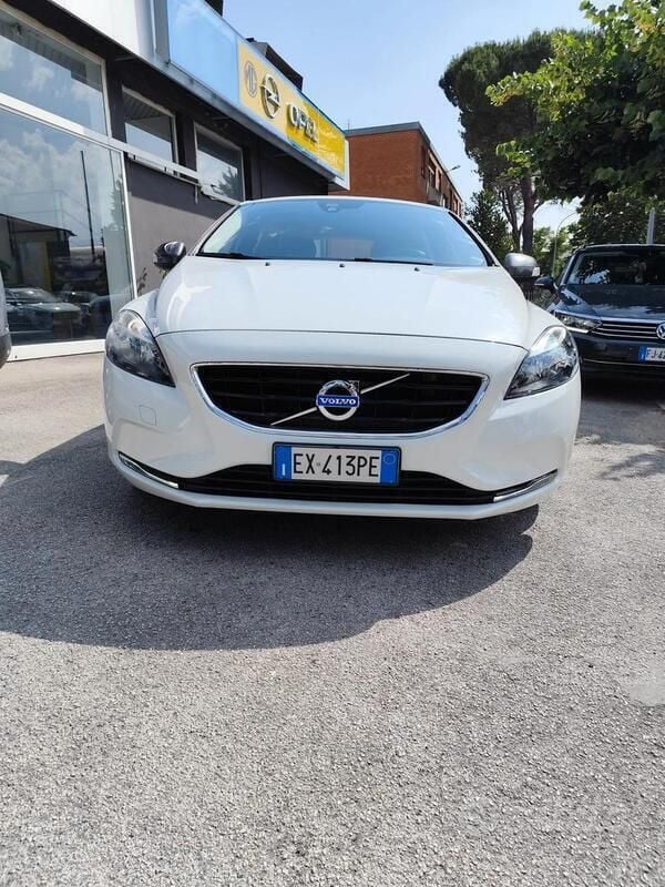 Usata 2015 Volvo V40 Momentum Station wagon | 9500 € (Buon prezzo) - Immagine 1/4