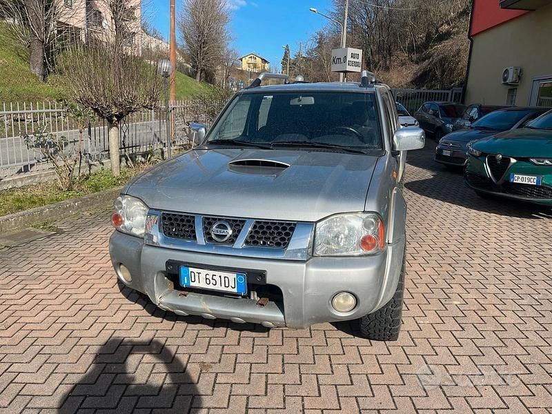 Usata Nissan Navara 133 CV (97 kW) 2005 Grigio Pick-up