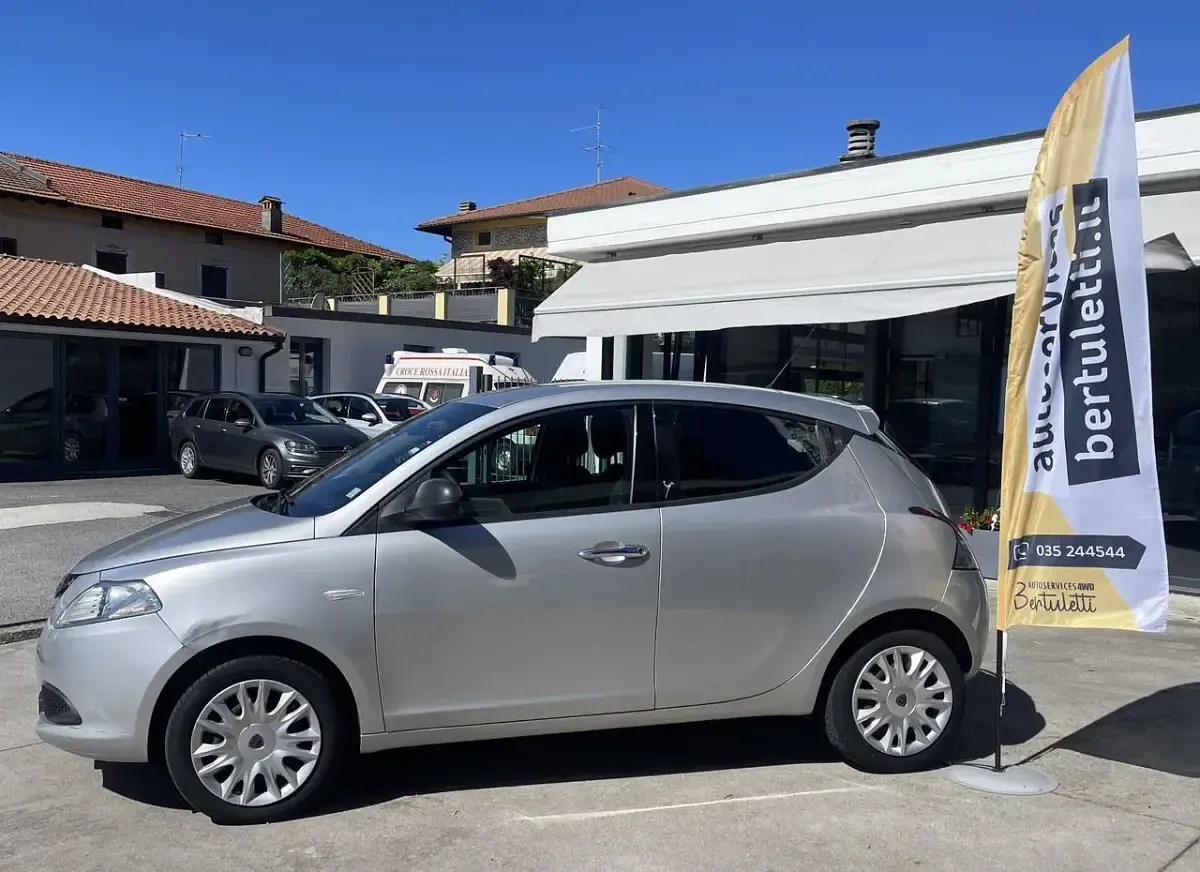 Usata Lancia Ypsilon Silver 69 CV (50 kW) 2013 Argento Utilitaria