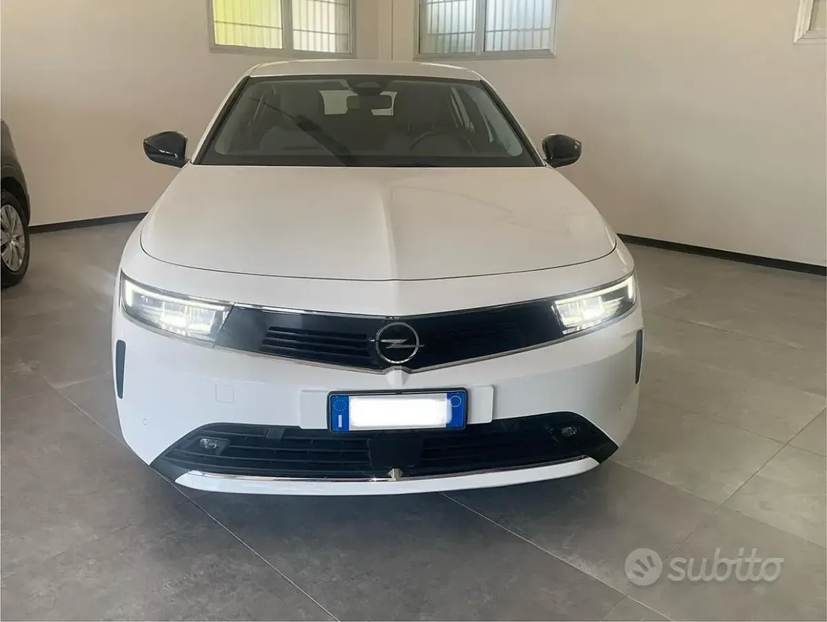 Usata Opel Astra Edition 131 CV (96 kW) 2022 Bianco Utilitaria