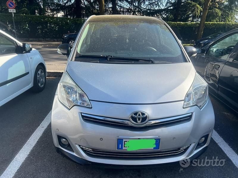 Usata Toyota Verso-S 99 CV (72 kW) 2012 Grigio Monovolume
