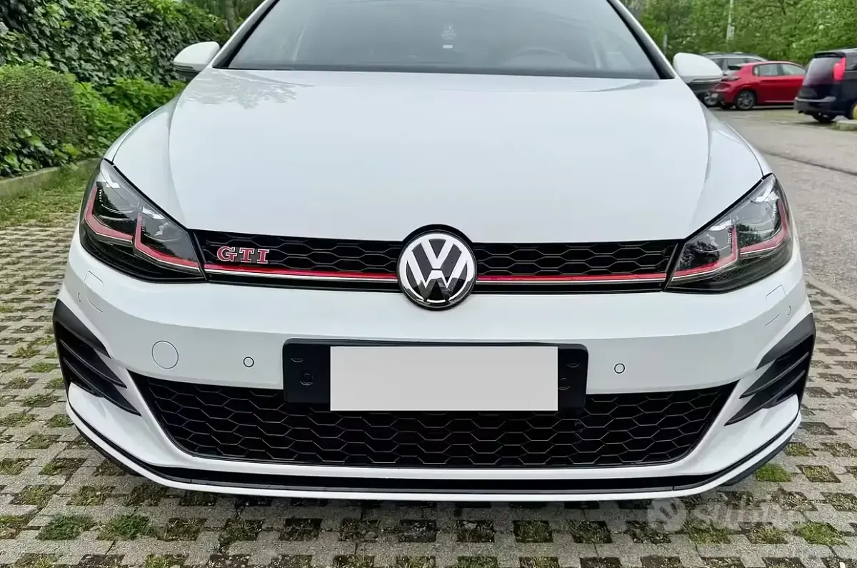 Używany VW Golf VII GTI 245 KM (180 kW) 2019 Biały Sedan/Limuzyna