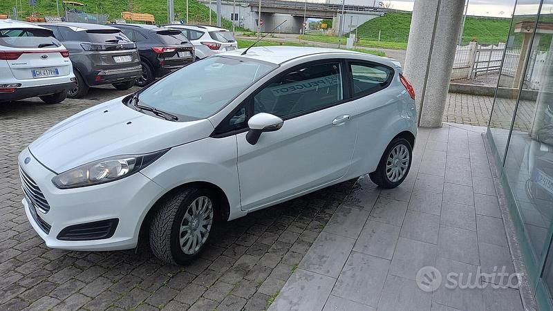 Usata Ford Fiesta 96 CV (70 kW) 2015 Bianco Utilitaria
