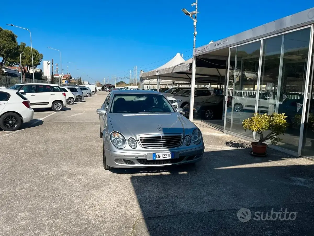 Usata Mercedes E220 Classic 150 CV (110 kW) 2004 Grigio Berlina