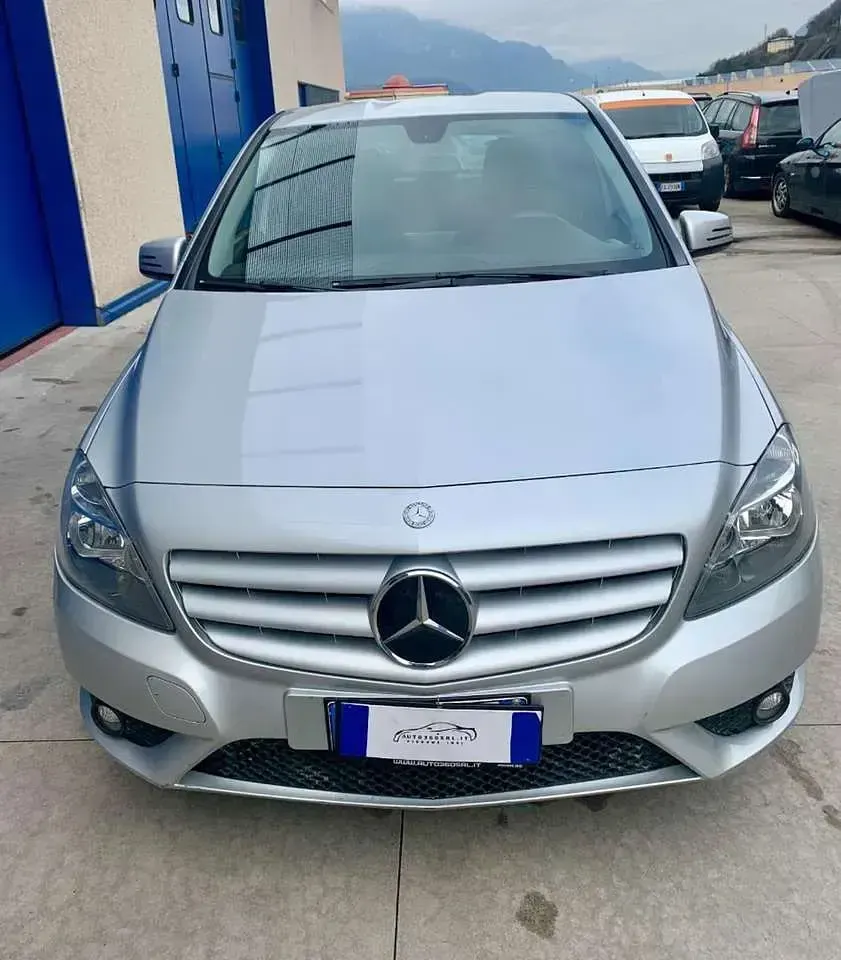 Usata Mercedes B180 Executive 109 CV (80 kW) 2014 Argento metallizzato Utilitaria