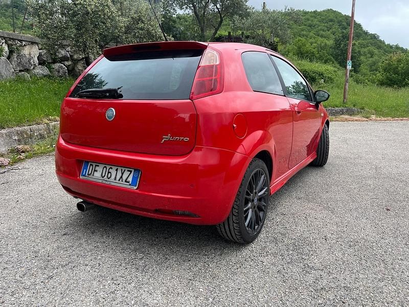 Usata Fiat Grande Punto Emotion 120 CV (88 kW) 2007 Rosso Utilitaria