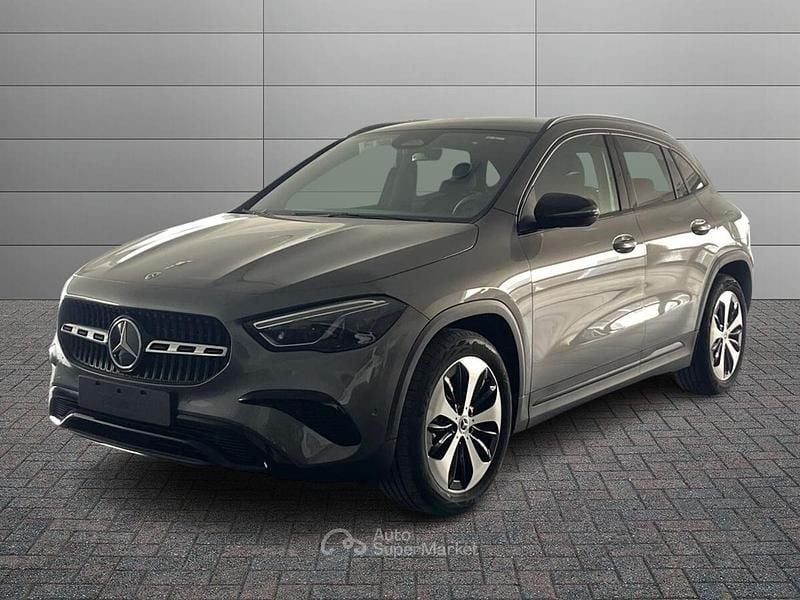 Gray Nuova 2026 Mercedes GLA200 SUV | 44.190 € (Ottimo prezzo) - Immagine 1/4