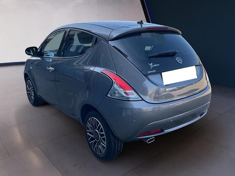 Usata Lancia Ypsilon Gold 70 CV (51 kW) 2021 Grigio Utilitaria