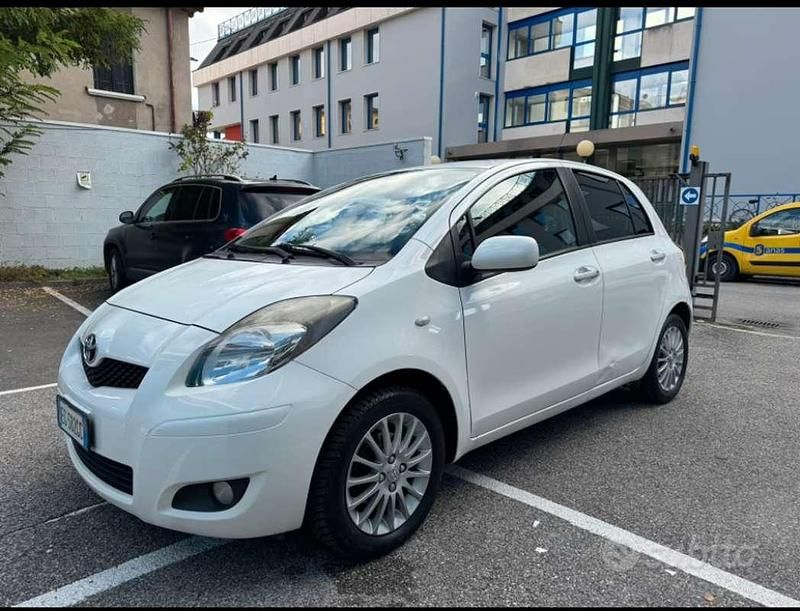 Usata Toyota Yaris 90 CV (66 kW) 2011 Bianco Utilitaria