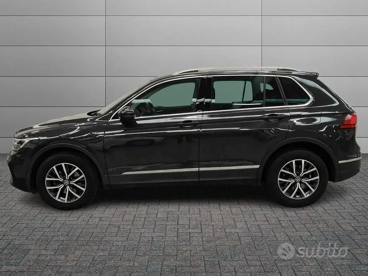 Usata VW Tiguan Life 131 CV (96 kW) 2023 Grigio SUV