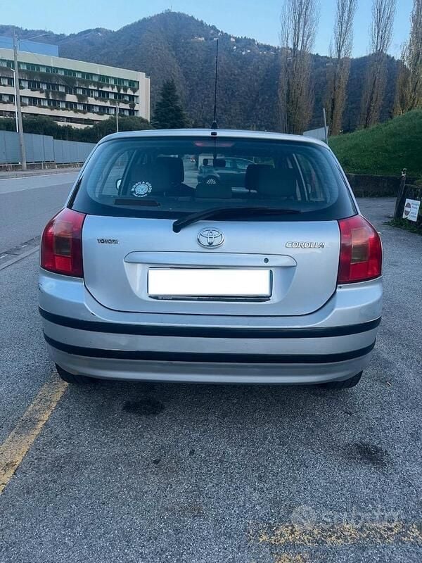 Usata Toyota Corolla 110 CV (80 kW) 2003 Grigio Berlina