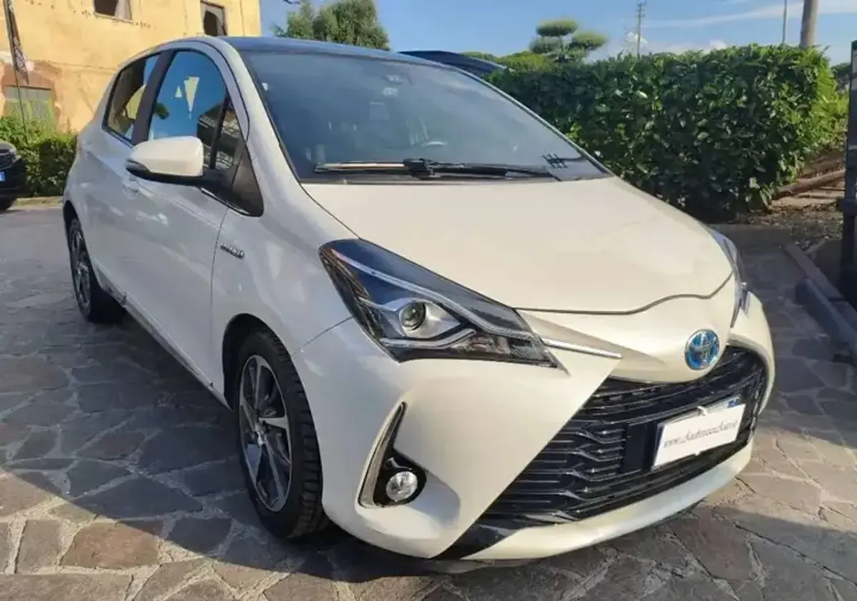Usata Toyota Yaris Hybrid Style 73 CV (53 kW) 2017 Bianco Berlina