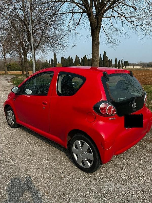 Usata Toyota Aygo 68 CV (50 kW) 2010 Rosso Utilitaria