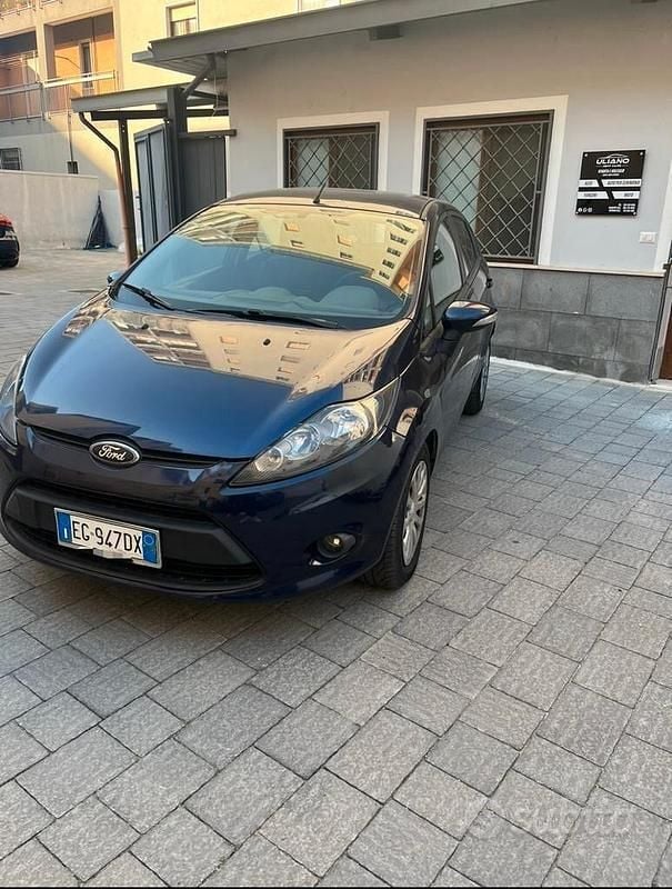 Usata Ford Fiesta 97 CV (71 kW) 2011 Blu Berlina