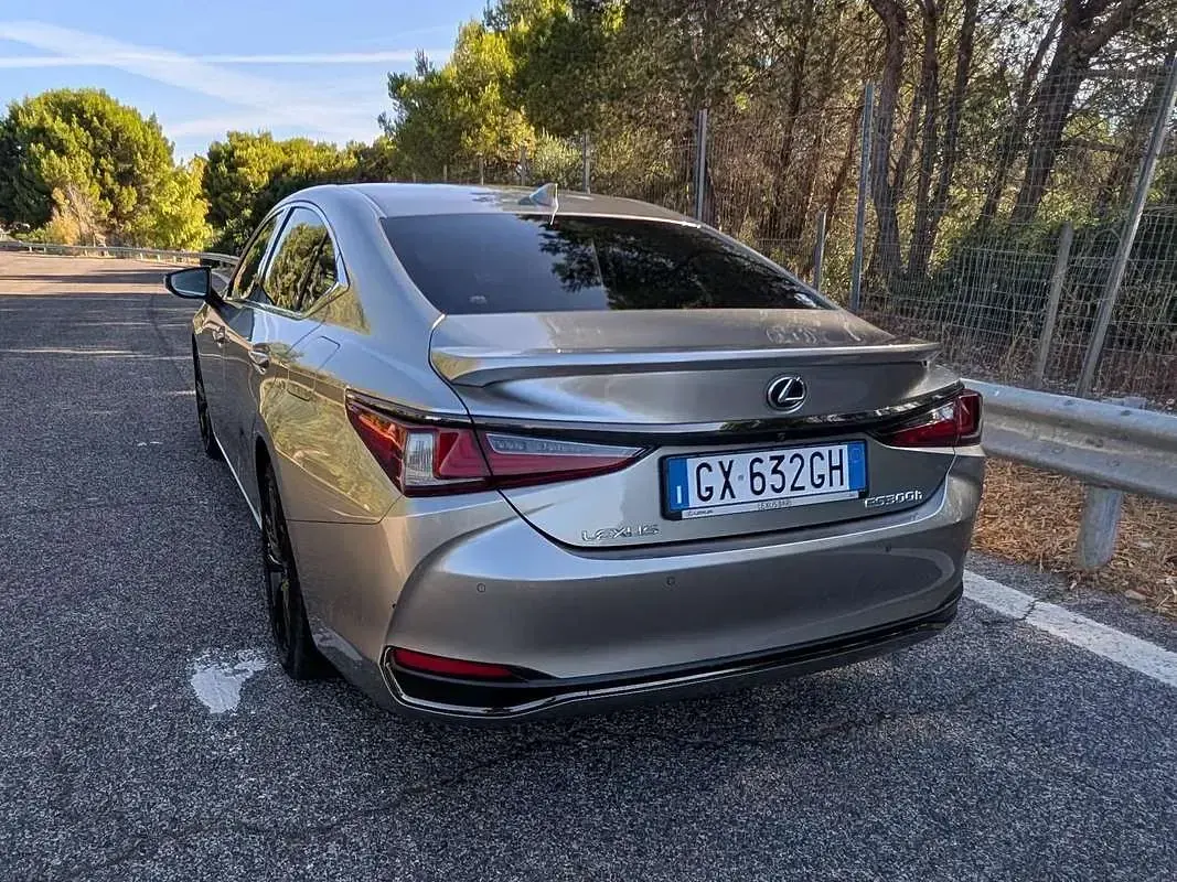 Usata Lexus ES300 Executive Line 178 CV (130 kW) 2024 Argento Berlina